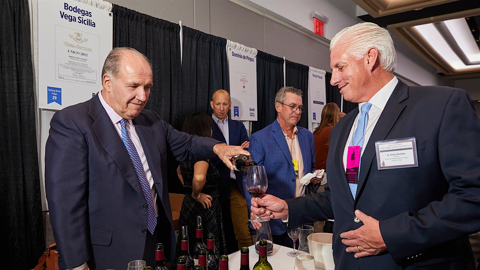Bodegas Vega Sicilia CEO Pablo Álvarez Mezquiriz pouring the winery's Unico red at the 2022 Wine Experience Grand Tastings